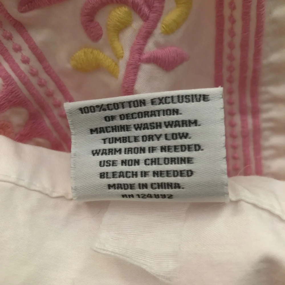 Serena & Lily queen bedskirt floral embroidery 100% cotton tiny flaw pink yellow - Picture 6 of 6
